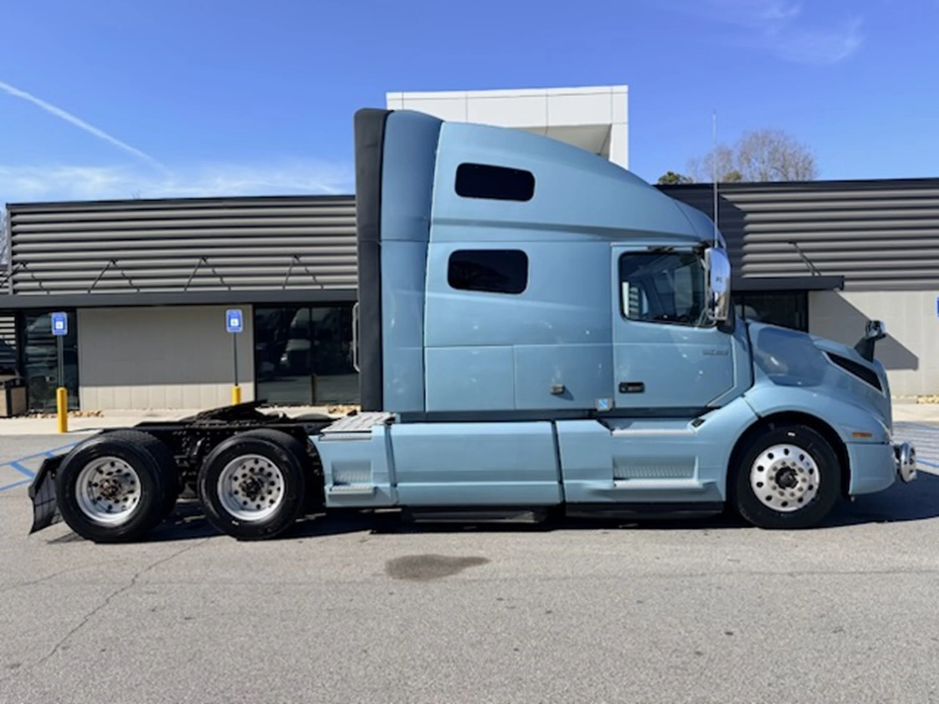 2021 Volvo VNL 760 - image 2