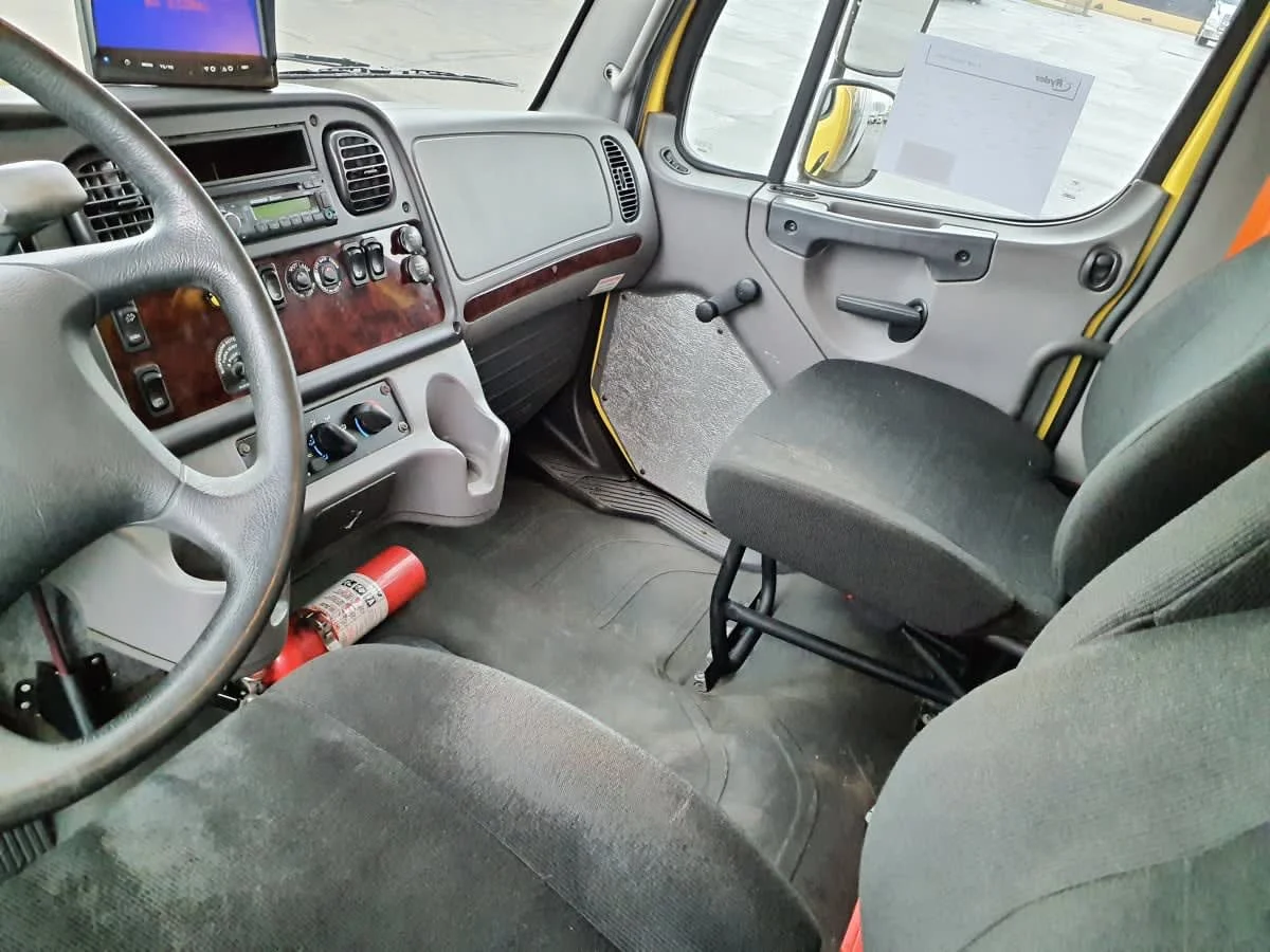 2017 Freightliner M2 106 - image 7