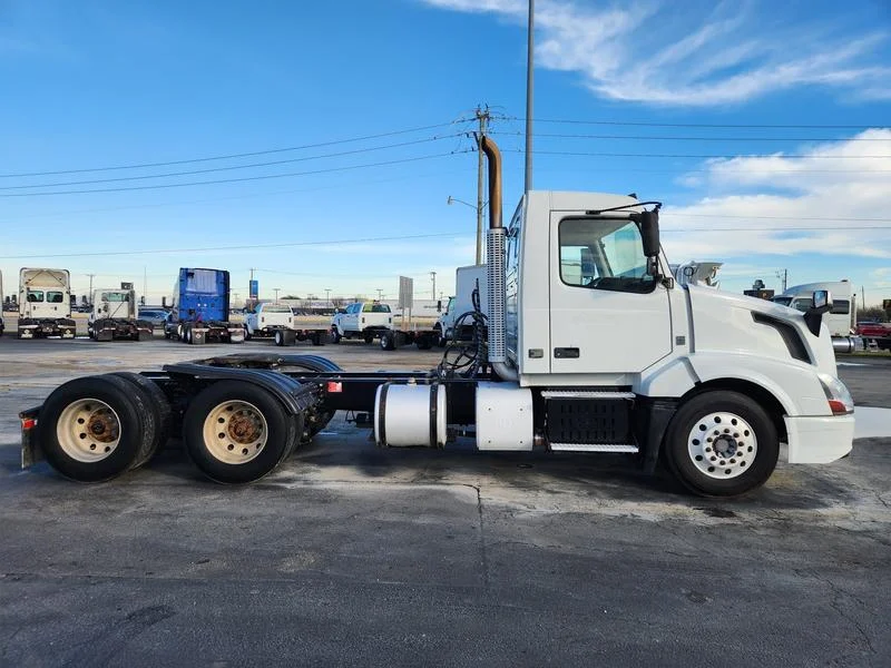 2017 Volvo VNL 300 in Dallas — photo 2