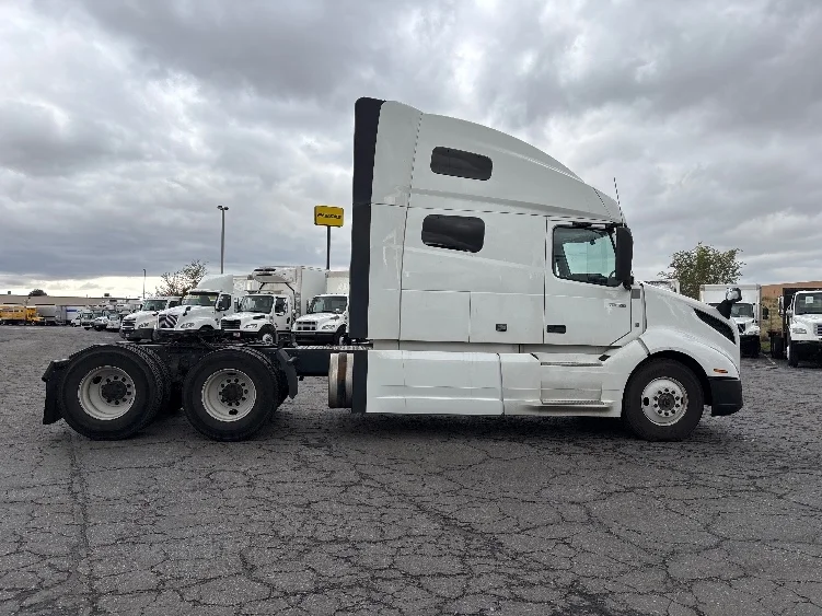 2022 Volvo VNL 760 - image 8