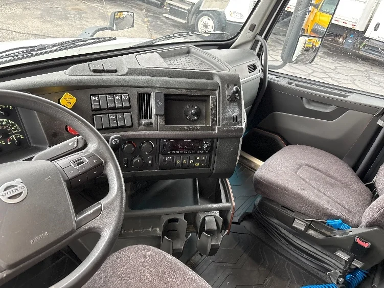 2022 Volvo VNL 760 - image 10