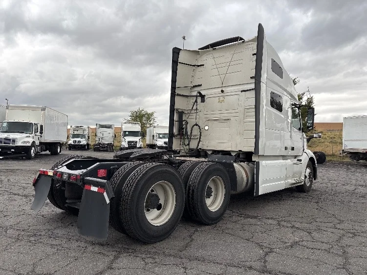 2022 Volvo VNL 760 - image 7