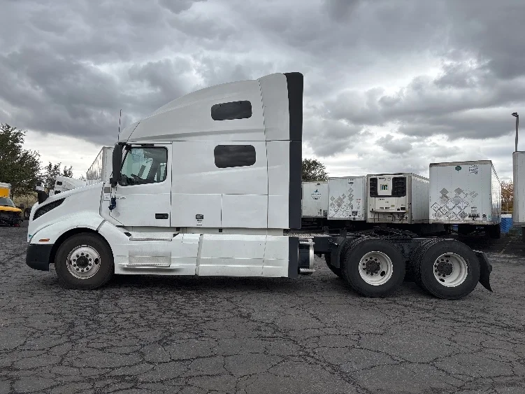 2022 Volvo VNL 760 - image 4
