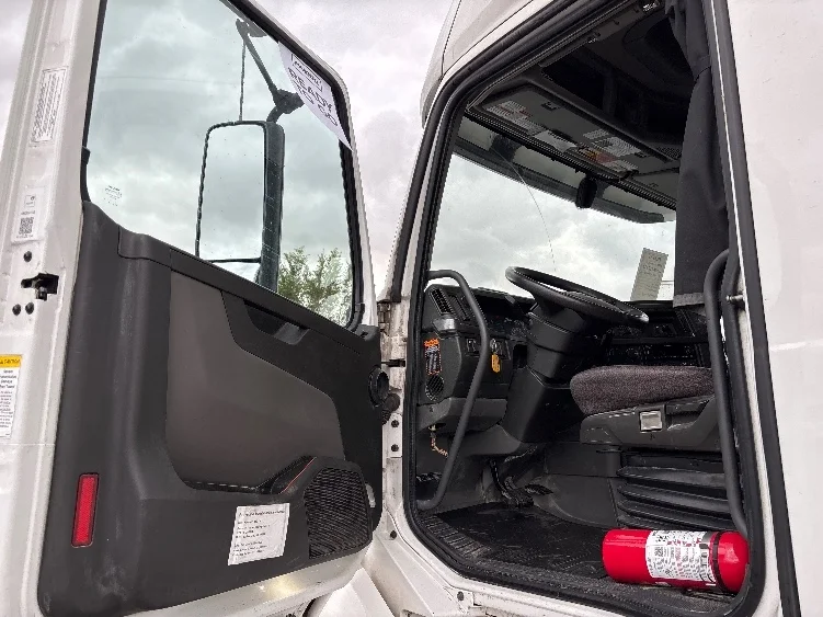 2022 Volvo VNL 760 - image 9