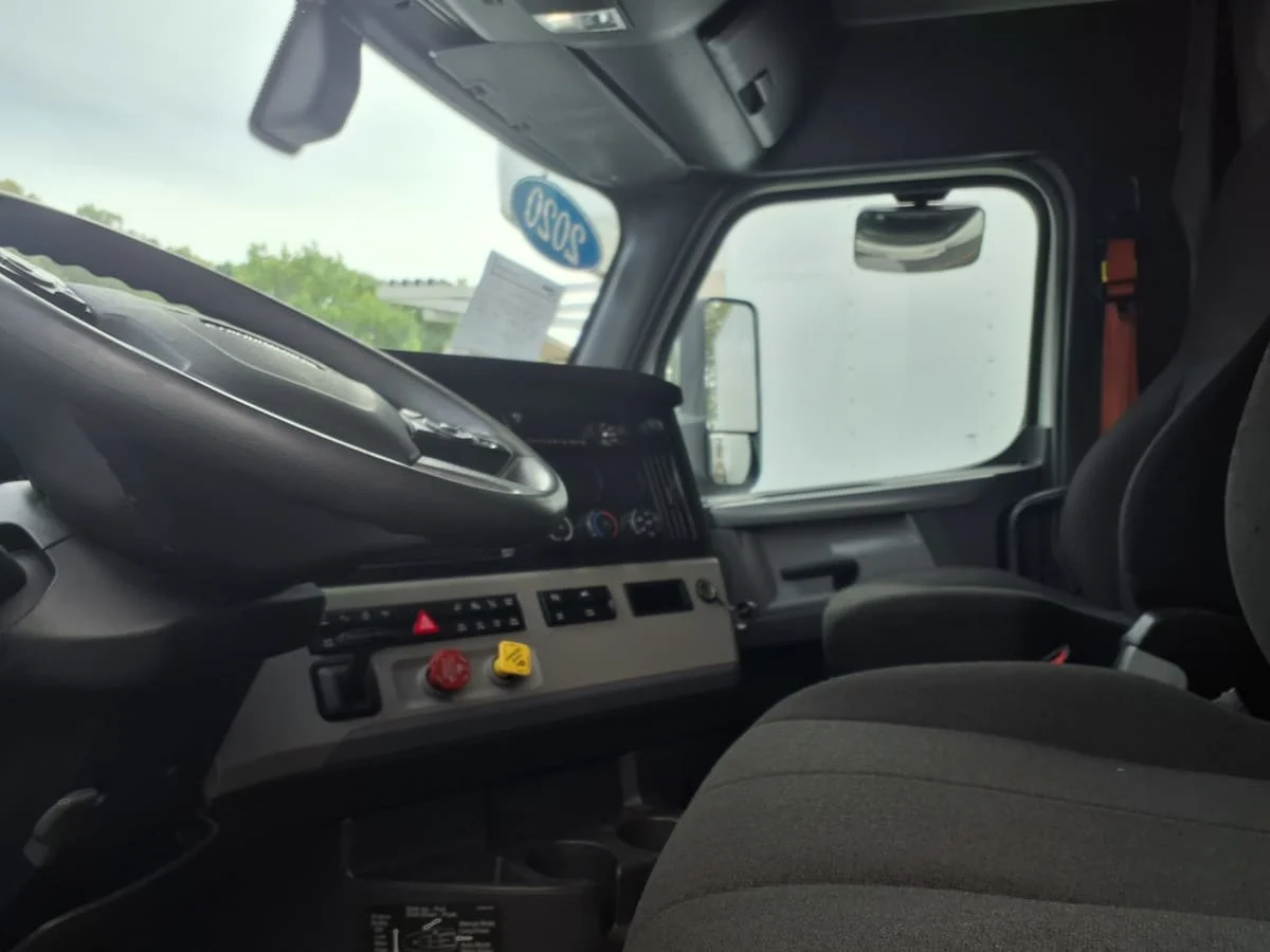 2020 Freightliner Cascadia in Doraville, GA — photo 7