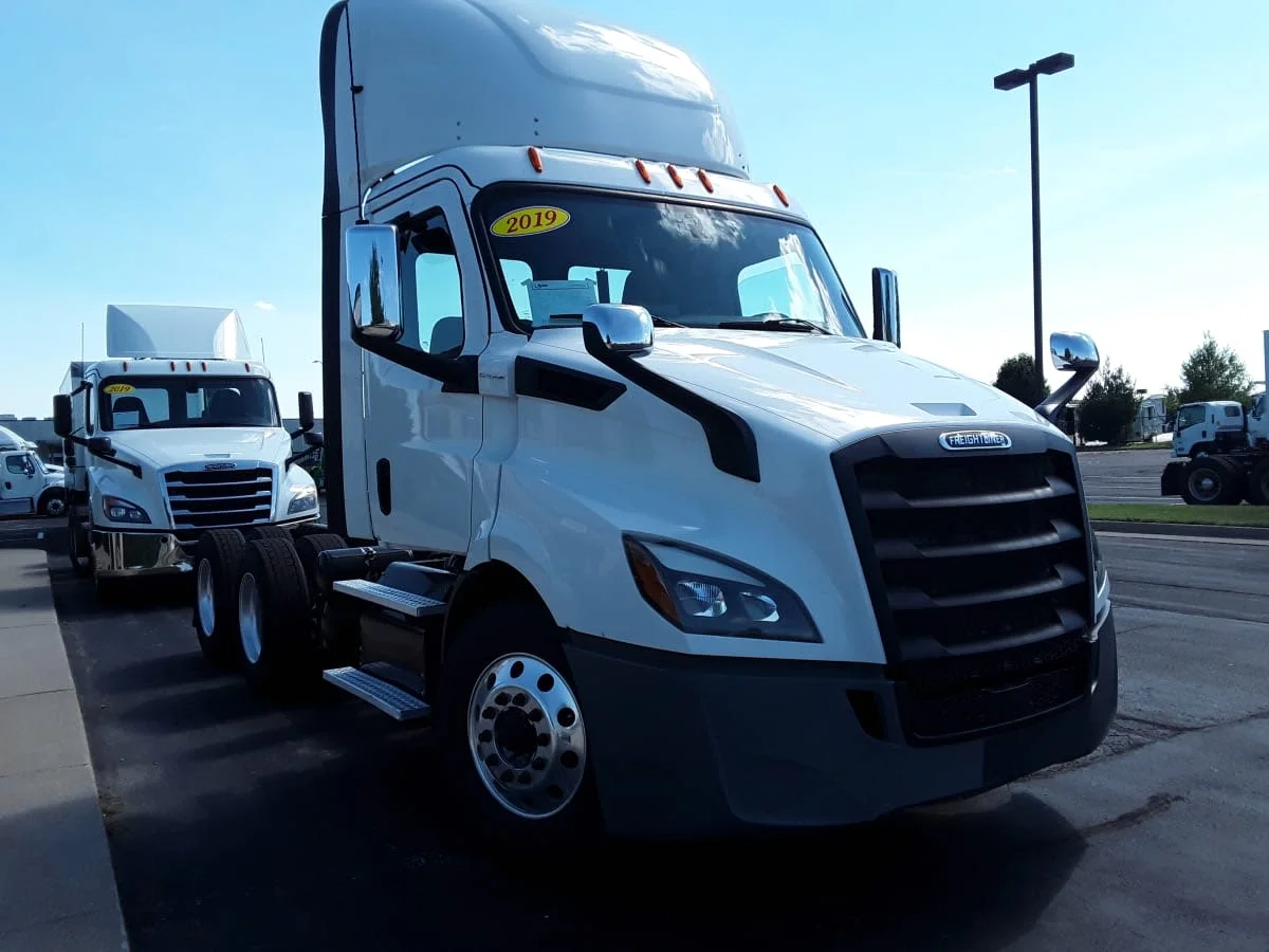 2019 Freightliner Cascadia in Altoona, IA — photo 3
