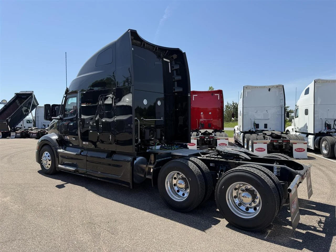 2027 Peterbilt 579 in Eau Claire, WI — photo 2