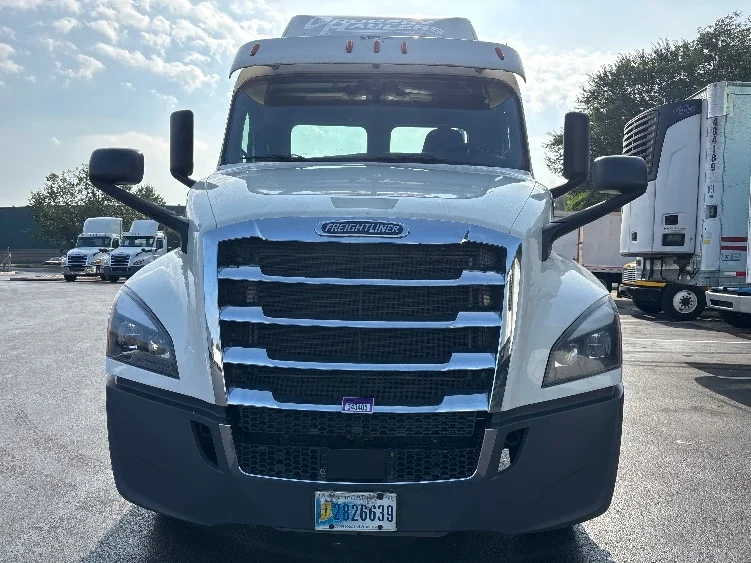 2020 Freightliner Cascadia - image 2