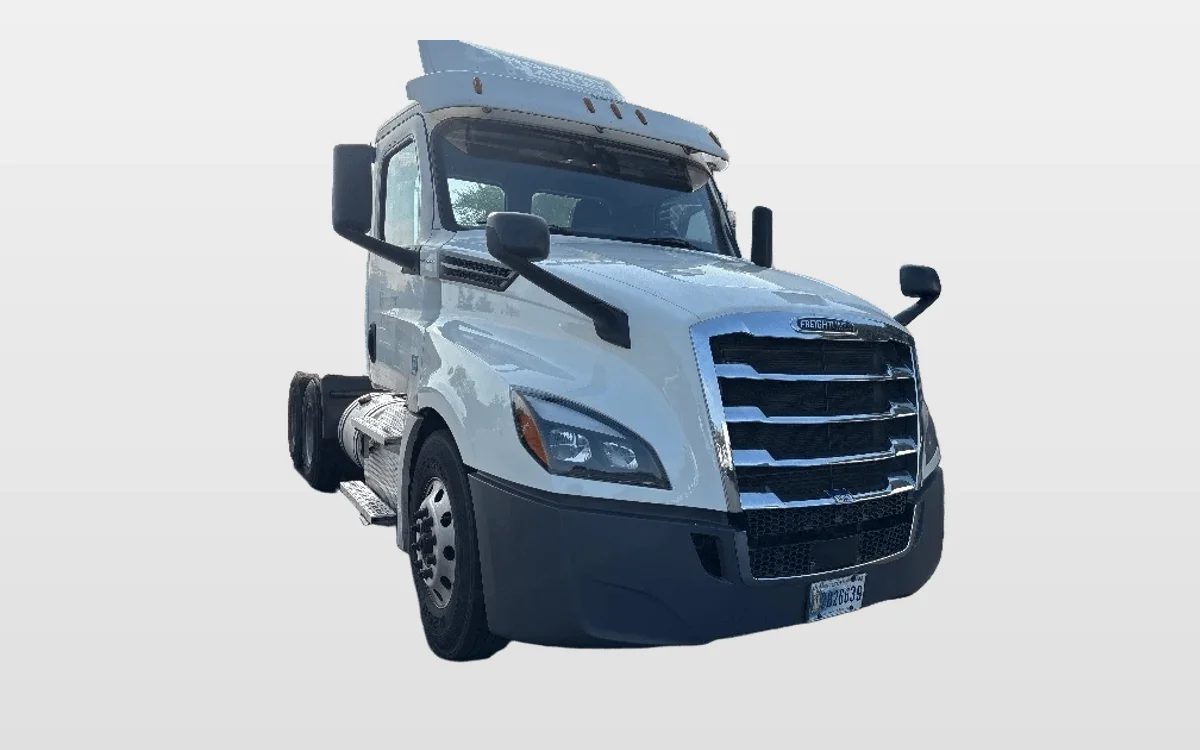 2020 Freightliner Cascadia - image 1