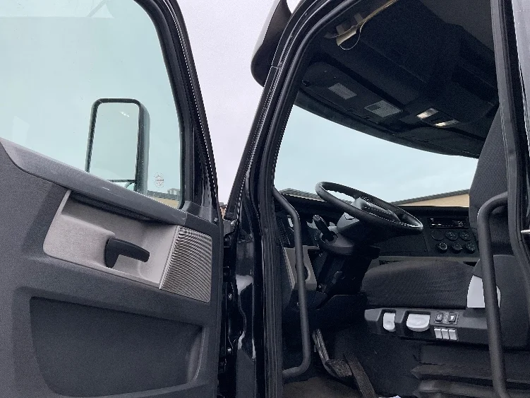 2020 Freightliner Cascadia - image 9