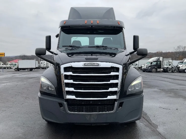 2020 Freightliner Cascadia - image 2