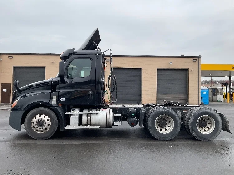 2020 Freightliner Cascadia - image 4