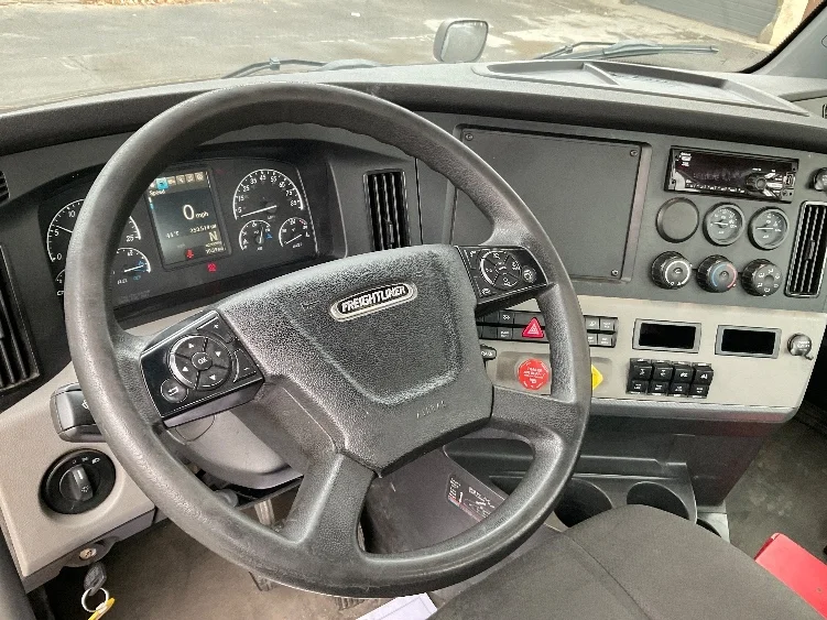 2020 Freightliner Cascadia - image 10
