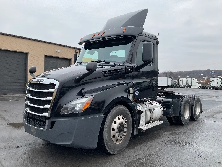 2020 Freightliner Cascadia - image 3