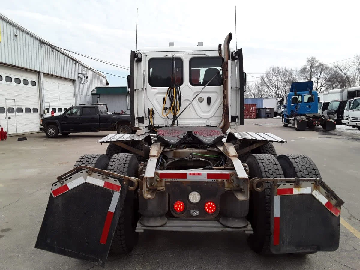 2019 Freightliner Cascadia - image 5