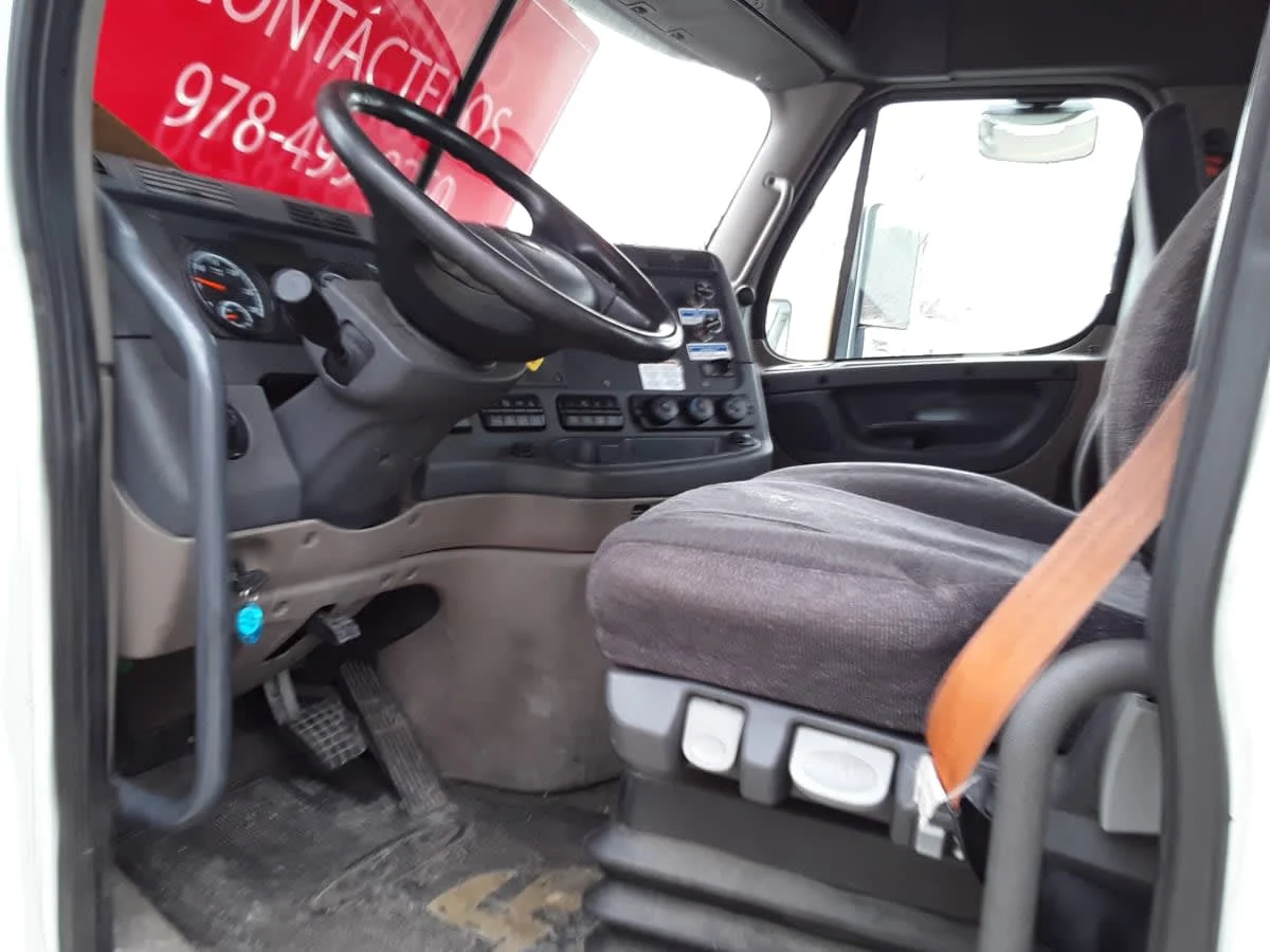 2019 Freightliner Cascadia - image 7