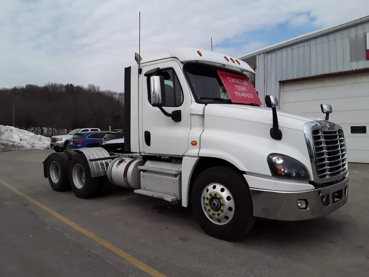 2019 Freightliner Cascadia - image 3