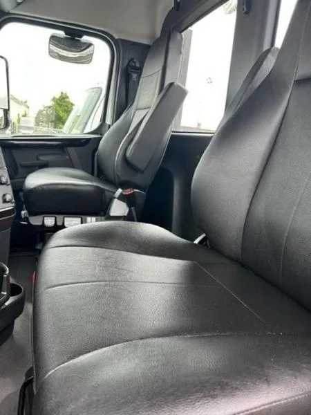 2027 Freightliner Cascadia in Cincinnati, OH — photo 13