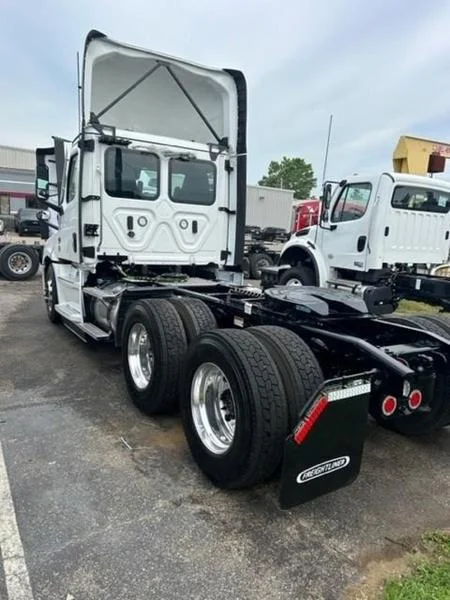 2027 Freightliner Cascadia in Cincinnati, OH — photo 2