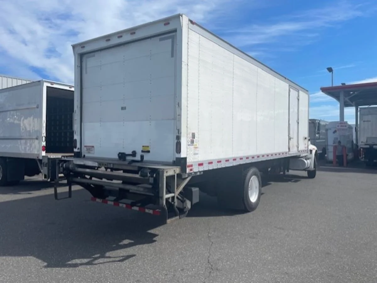 2018 International 4300 - image 4