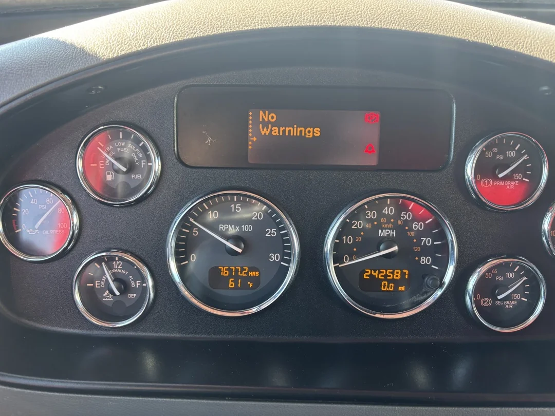 2020 Peterbilt 348 - image 1