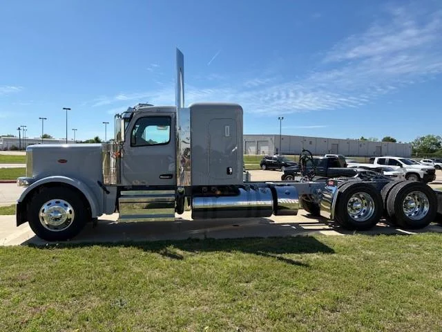 2027 Peterbilt 589 in College Station, TX — photo 3