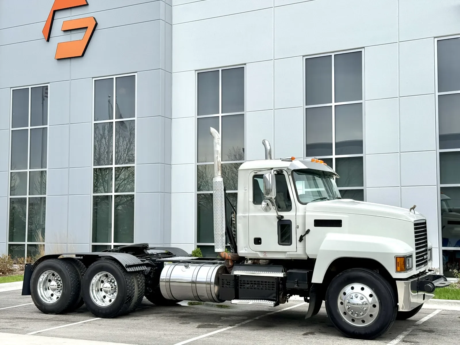 2019 Mack Pinnacle - image 2