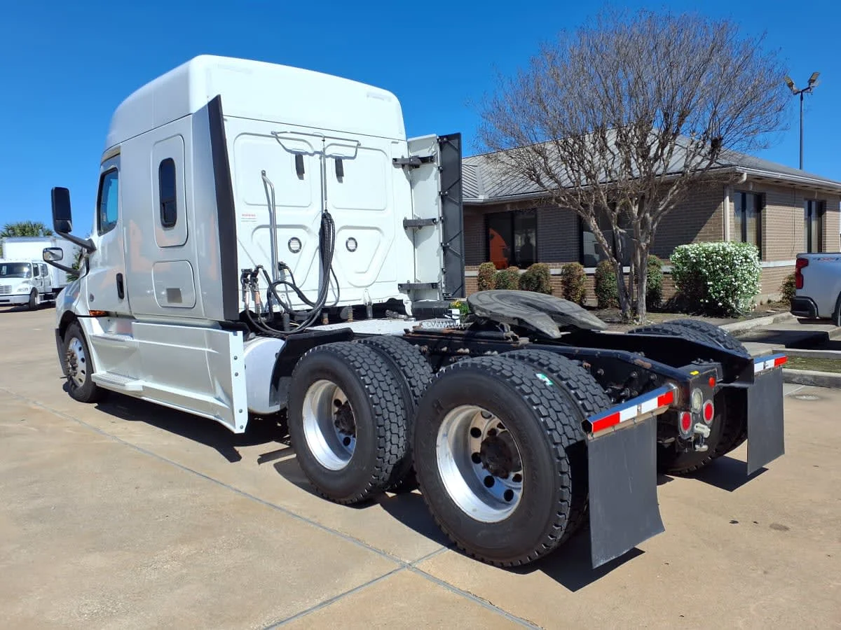 2020 Freightliner Cascadia in Houston, TX — photo 6