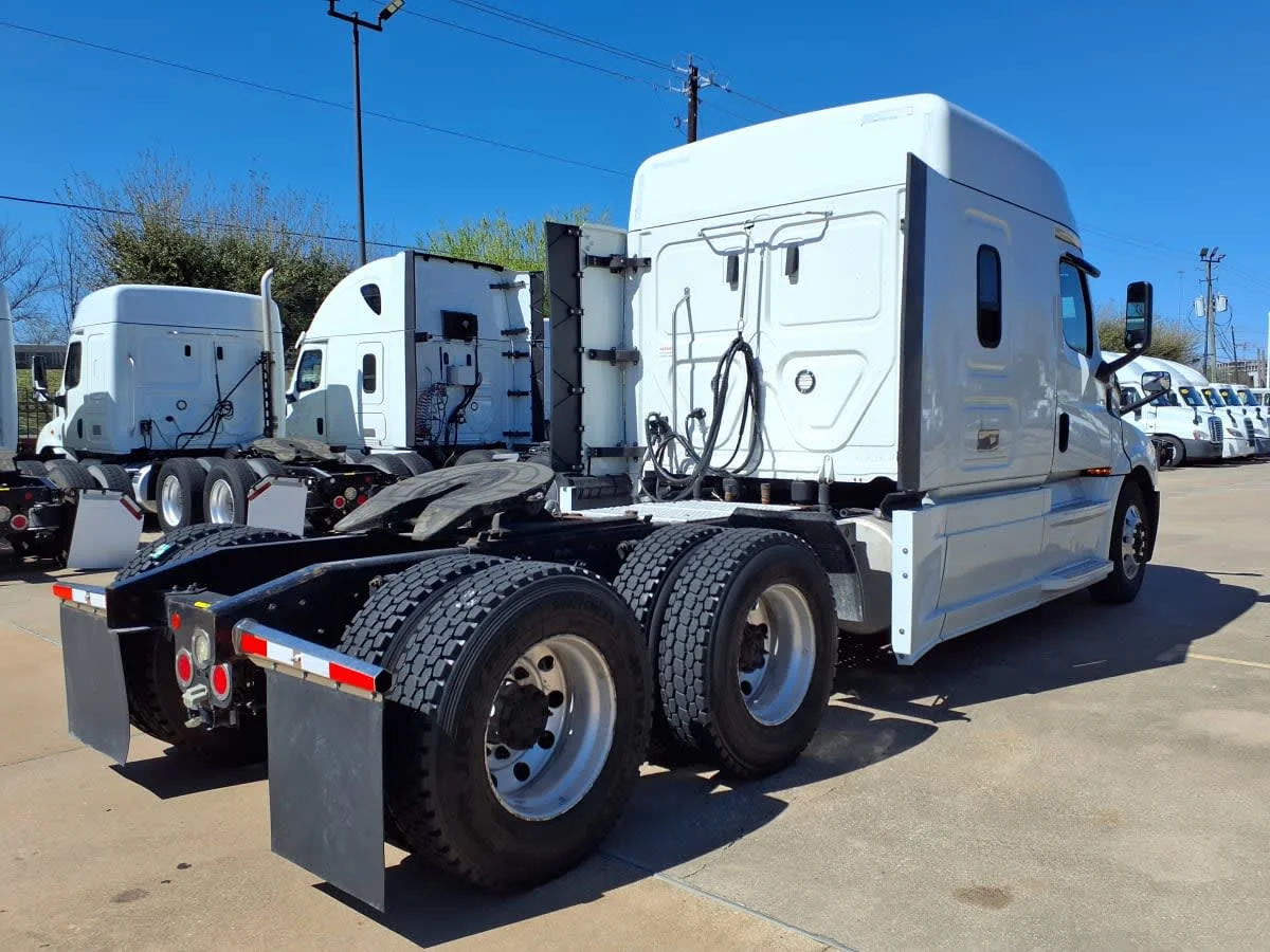 2020 Freightliner Cascadia in Houston, TX — photo 4