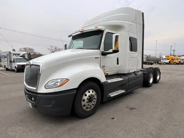2019 International LT - image 3