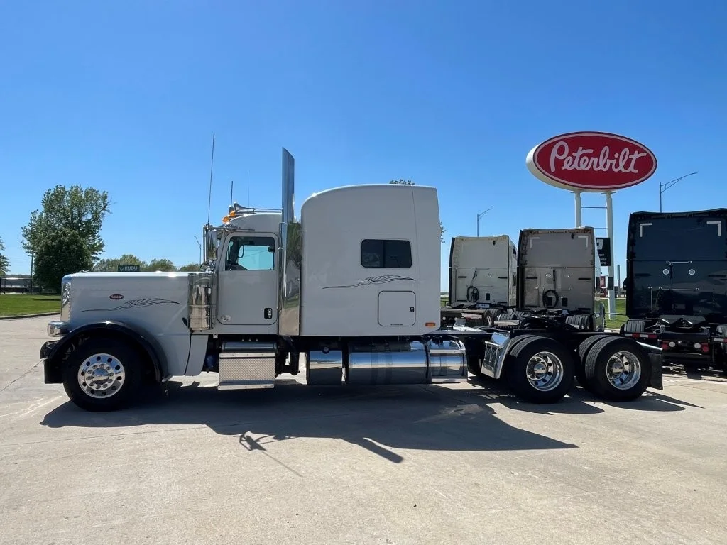 2022 Peterbilt 389 in Springfield, MO — photo 2