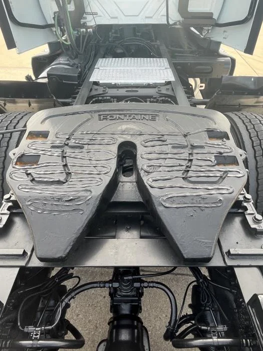 2021 International LT - image 6