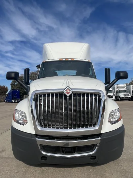 2021 International LT - image 8