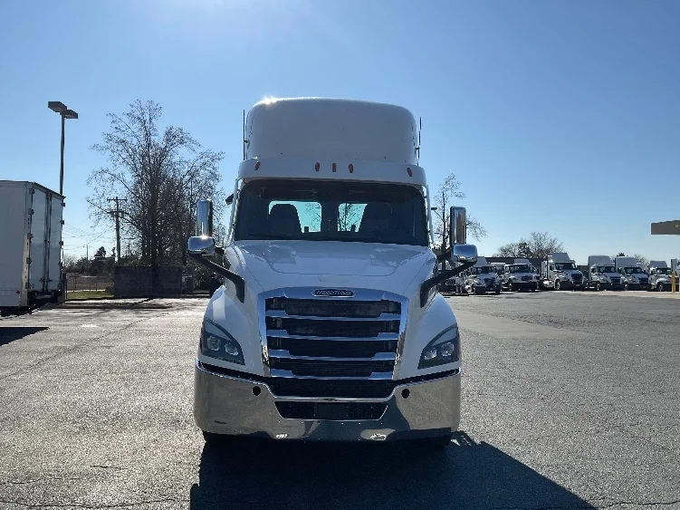 2021 Freightliner Cascadia - image 2