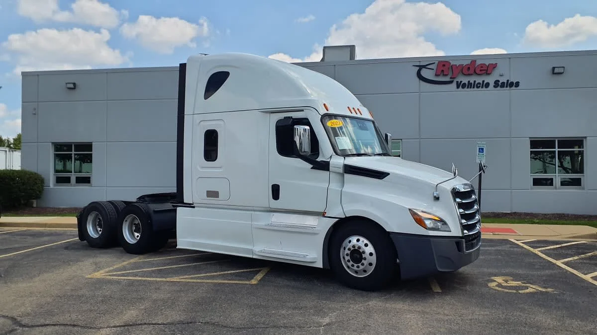 2023 Freightliner Cascadia in Bolingbrook, IL — photo 3