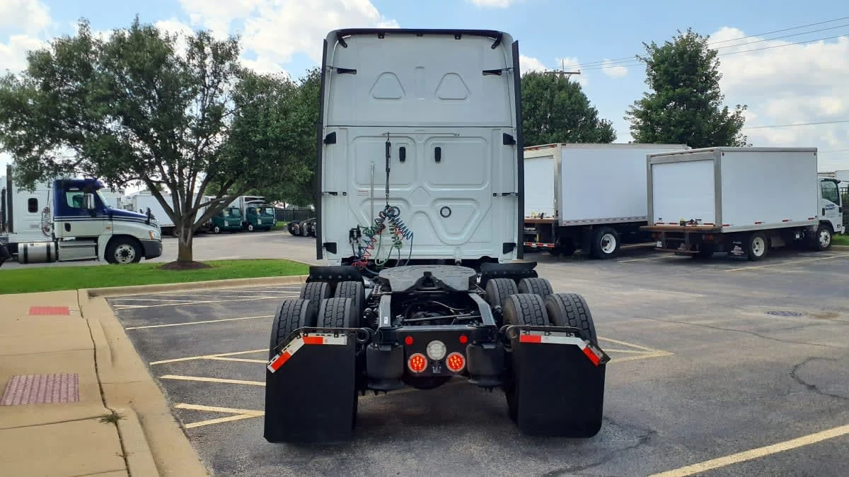 2023 Freightliner Cascadia in Bolingbrook, IL — photo 5