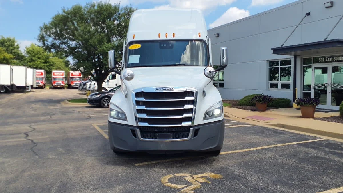 2023 Freightliner Cascadia in Bolingbrook, IL — photo 2