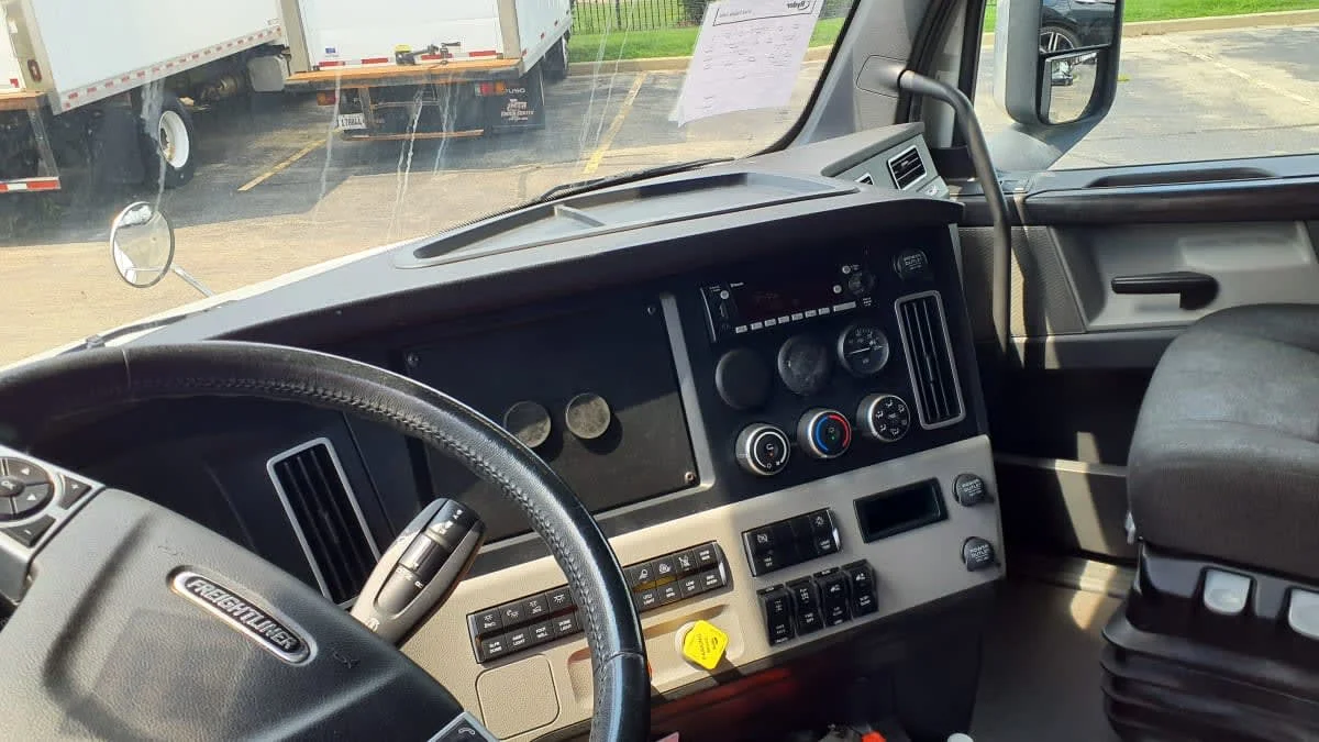 2023 Freightliner Cascadia in Bolingbrook, IL — photo 7
