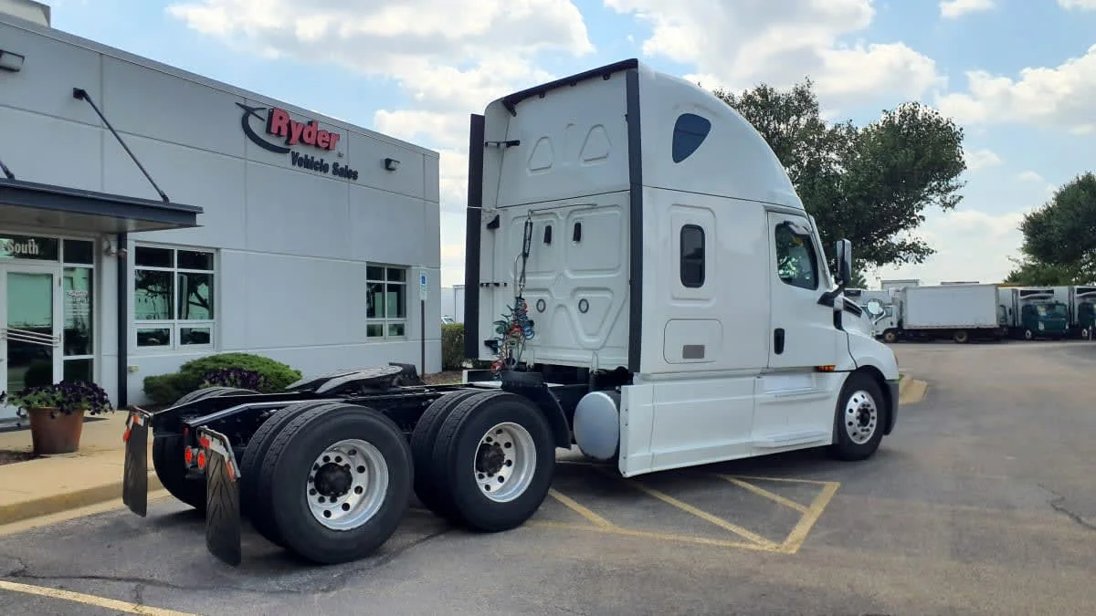 2023 Freightliner Cascadia in Bolingbrook, IL — photo 4