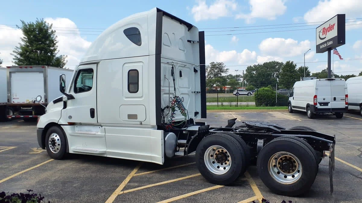 2023 Freightliner Cascadia in Bolingbrook, IL — photo 6