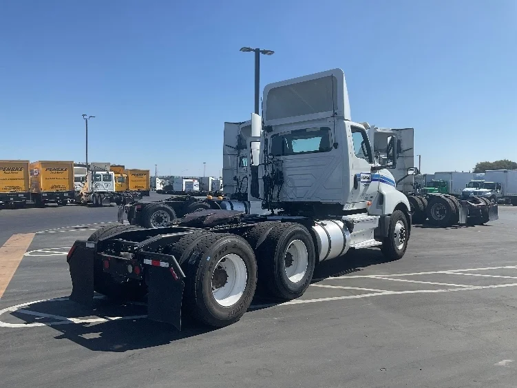 2019 International LT - image 7