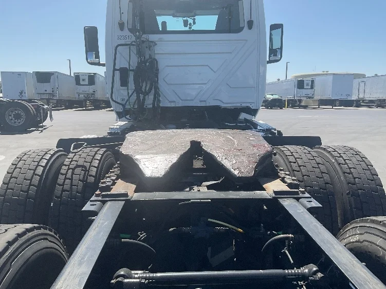 2019 International LT - image 6