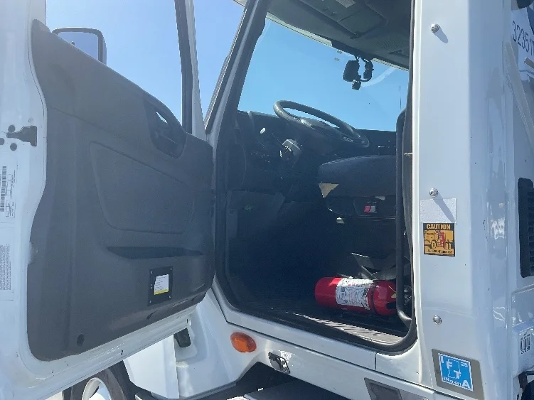 2019 International LT - image 9