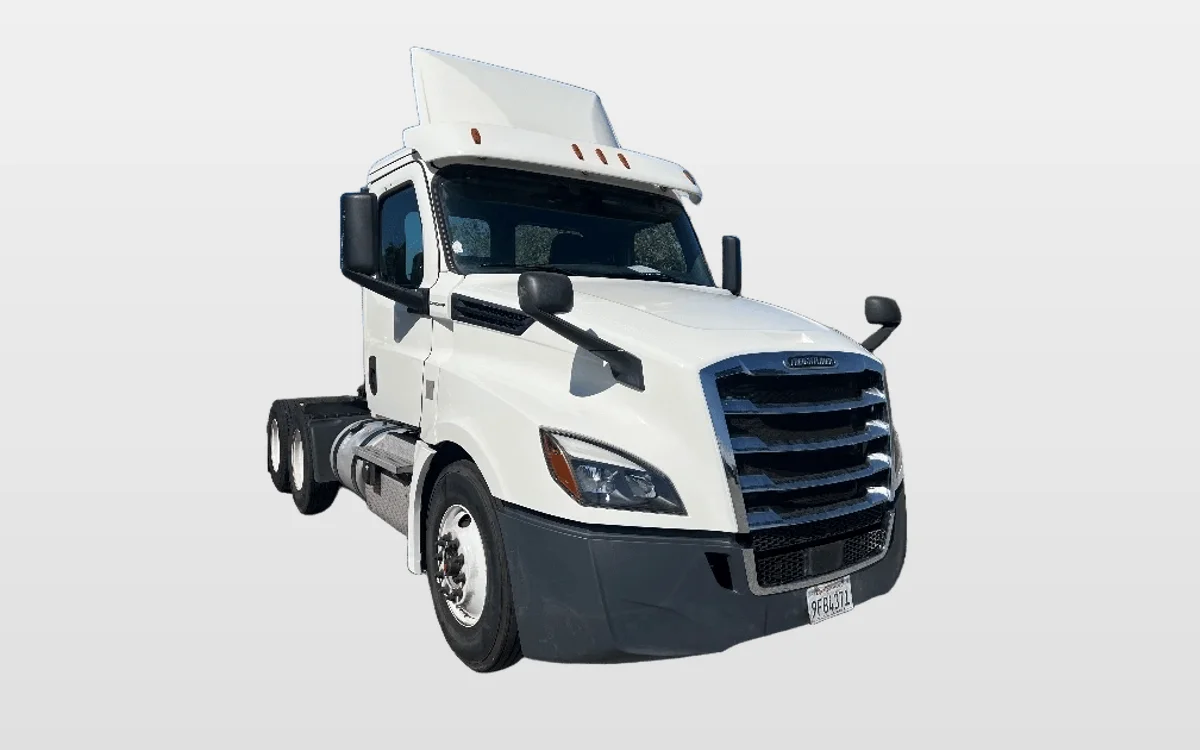 2019 Freightliner Cascadia - image 1