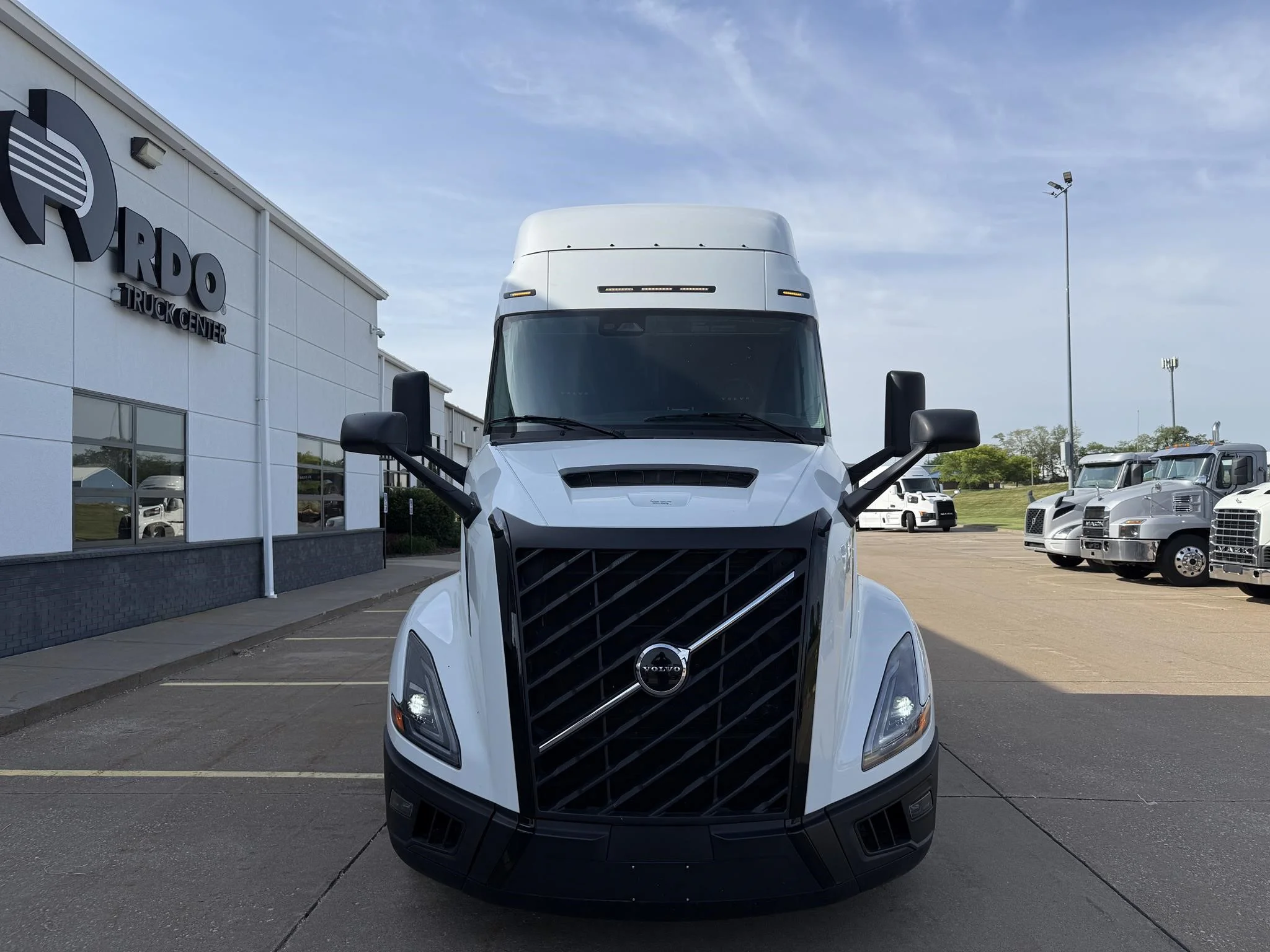 2026 Volvo — photo 2