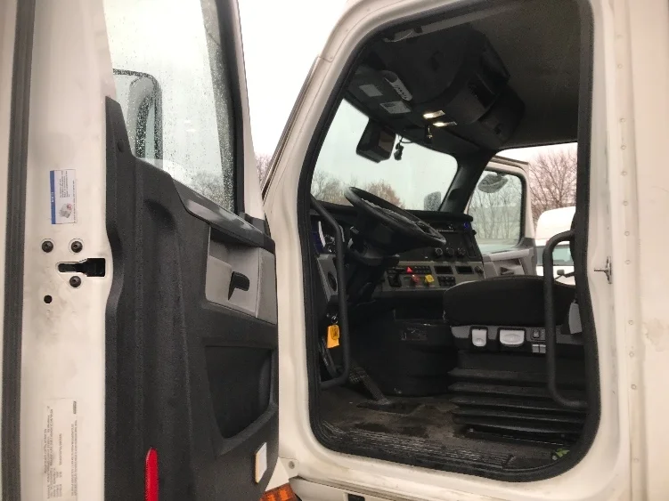 2022 Freightliner Cascadia - image 9