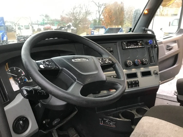 2022 Freightliner Cascadia - image 10
