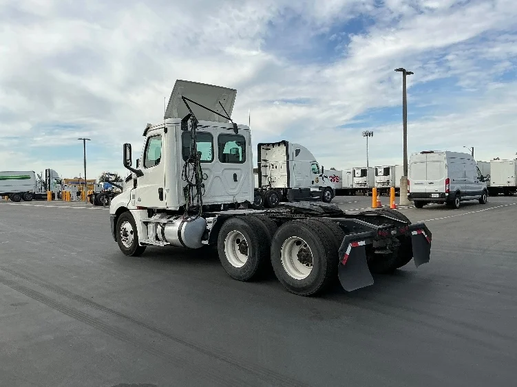 2020 Freightliner Cascadia in Stockton, CA — photo 5