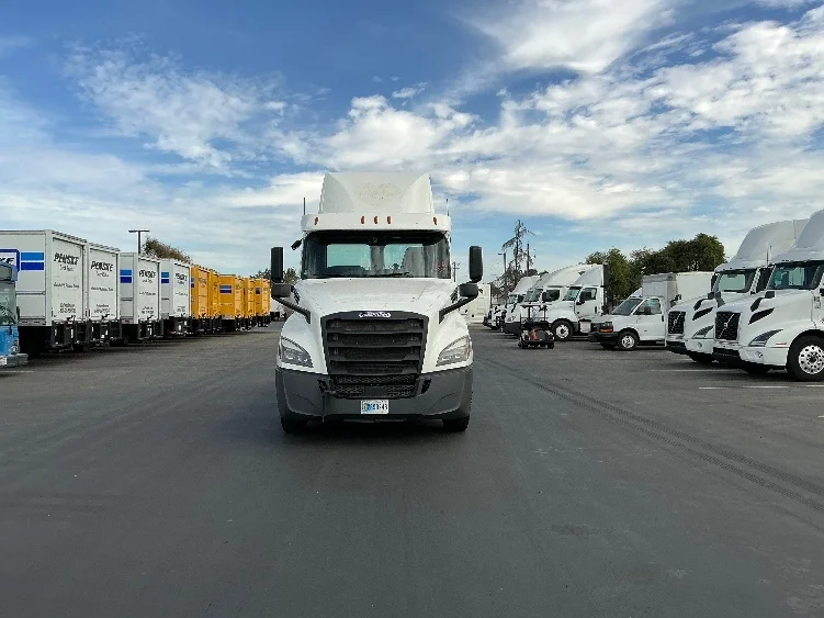 2020 Freightliner Cascadia in Stockton, CA — photo 2