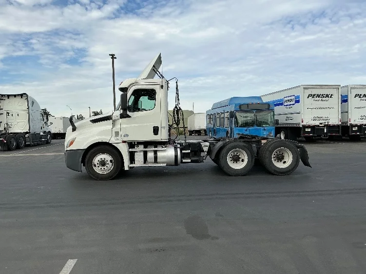 2020 Freightliner Cascadia in Stockton, CA — photo 4
